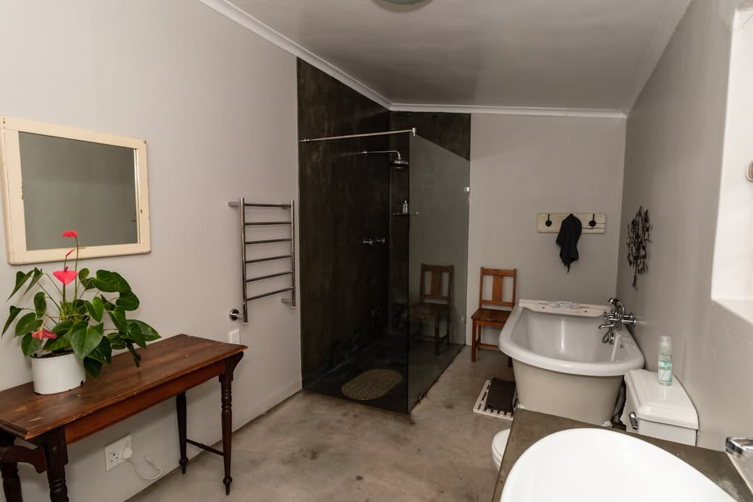 Badkamer met handdoekradiator aan de wand