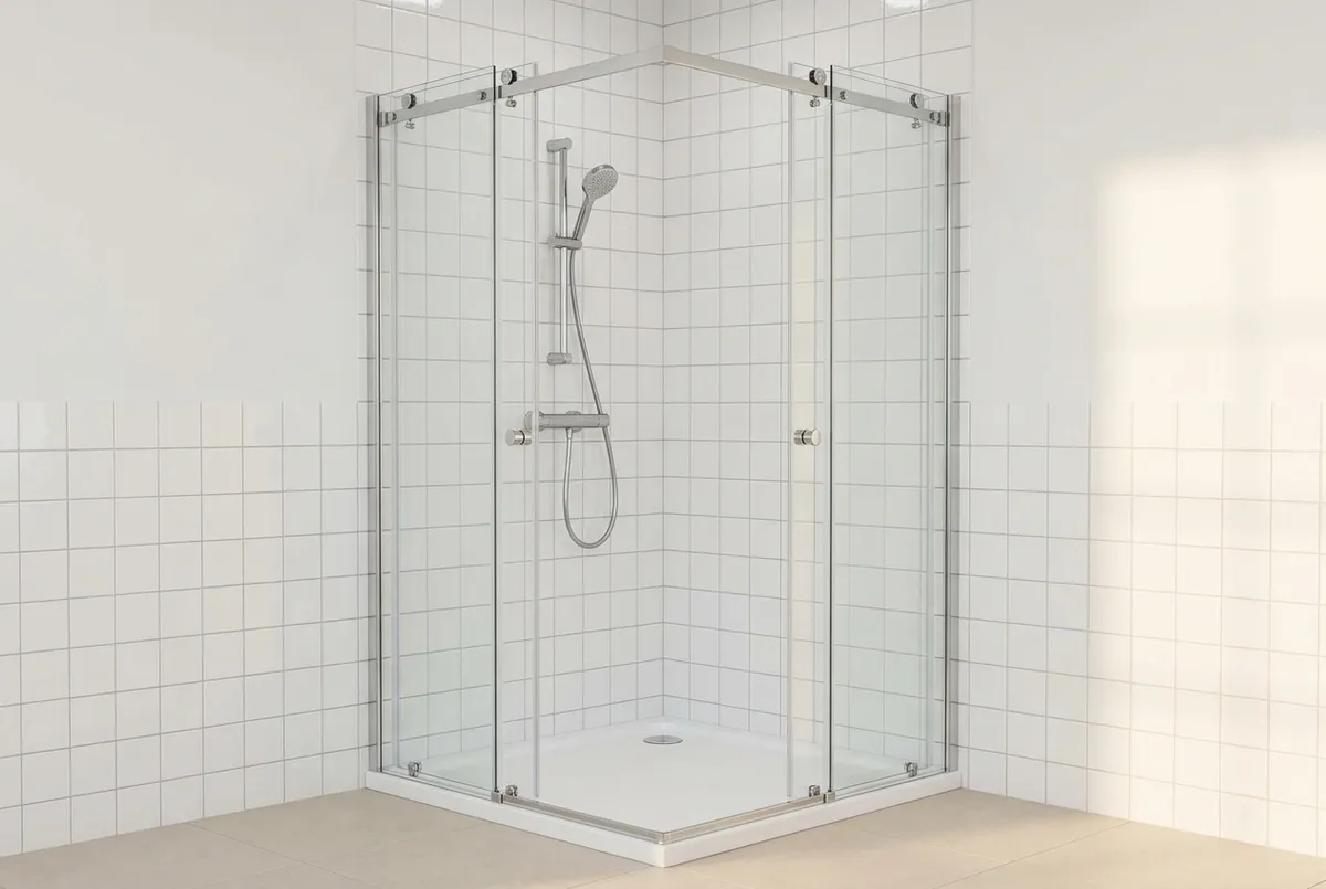 AI-impressie van een vierkante hoekinstap douchecabine met chromen frame, met aan beide zijden een vast glaspaneel en een schuifdeur die bij de voorhoek iets openstaat, op een witte douchebak tegen witte wandtegels
