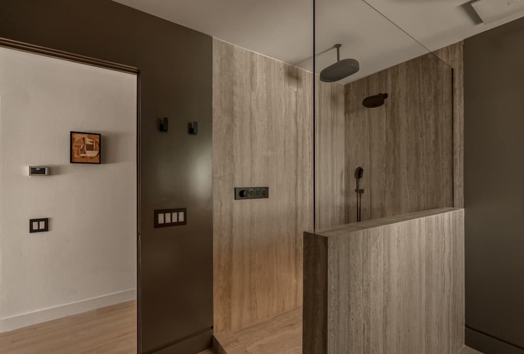 Warme moderne badkamer met houtlook en zachte aardetinten