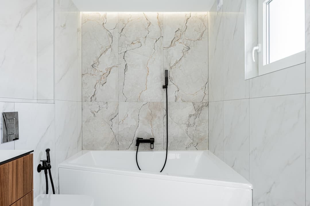 Elegante luxe badkamer met marmer en warme, gedimde verlichting