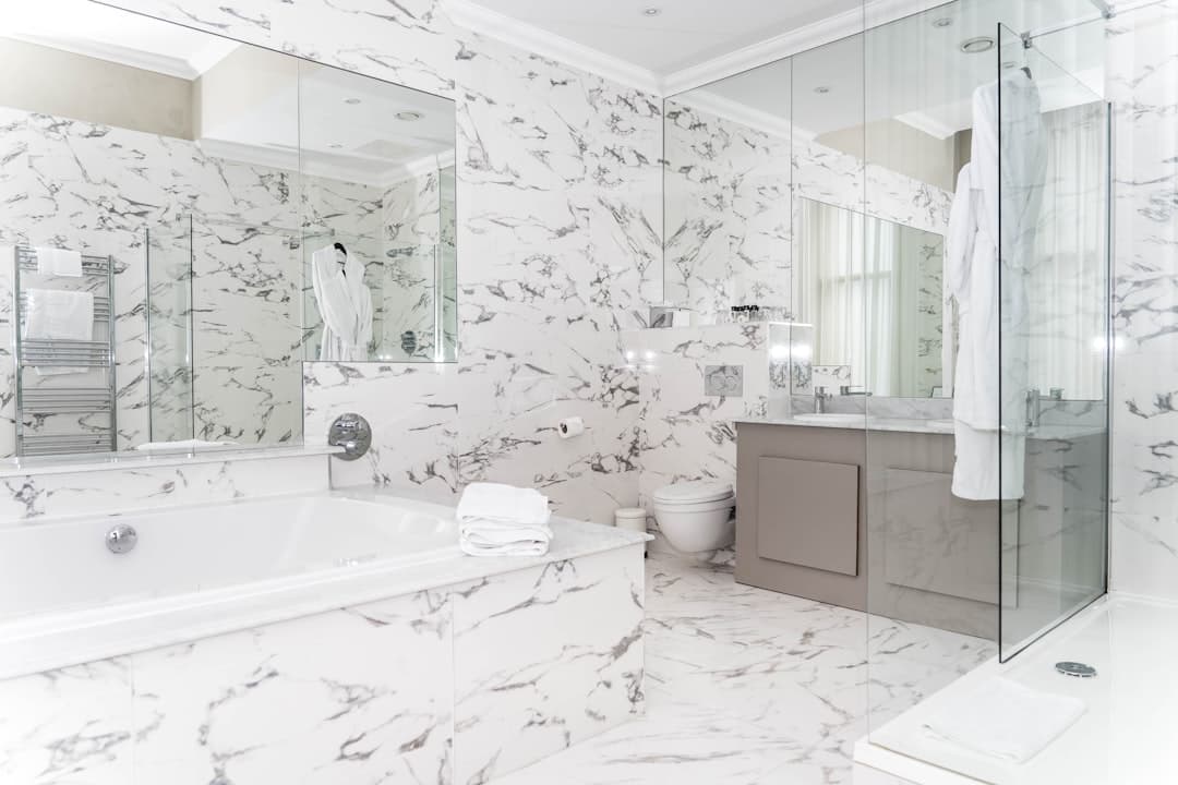 Luxe badkamer met marmer en een vrijstaand bad als middelpunt