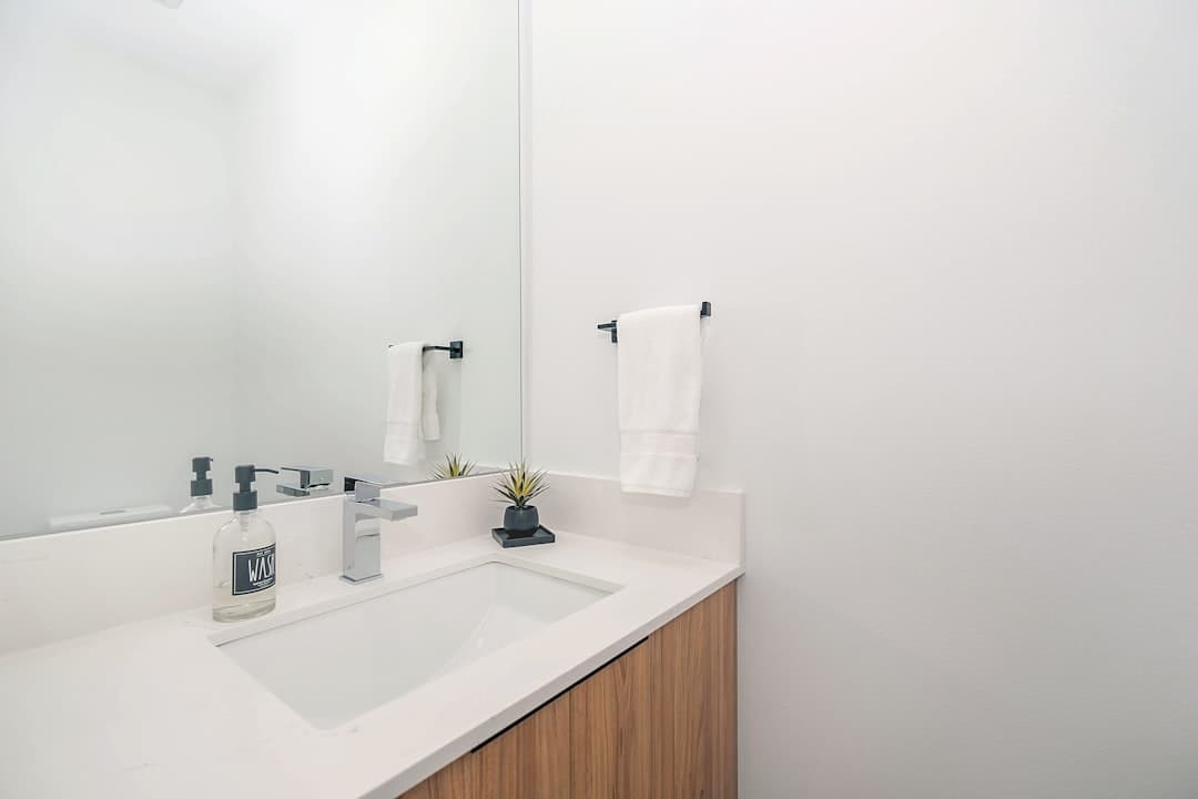 Moderne badkamer met een strakke, naadloze vloerafwerking
