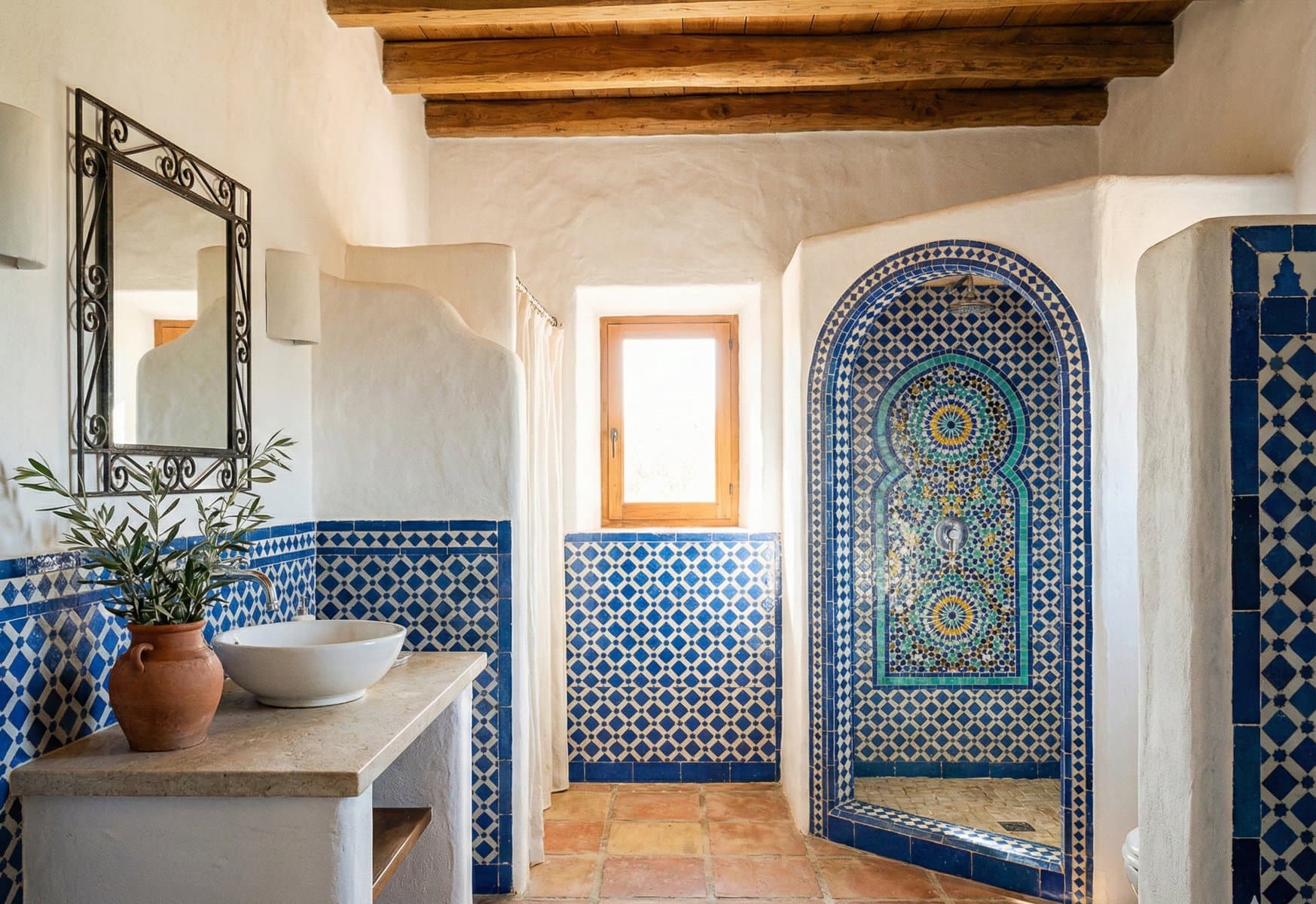 Kleurrijke Marokkaanse patroontegels in een bohemian badkamer