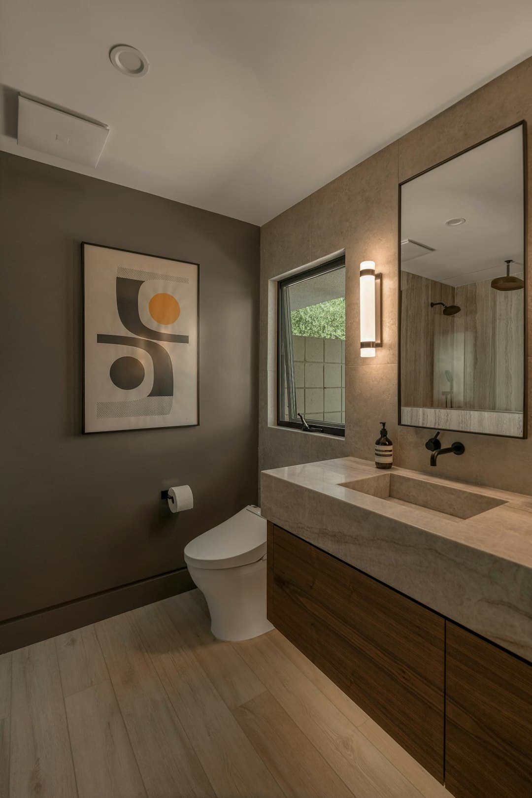 Luxe badkamer interieur met toilet