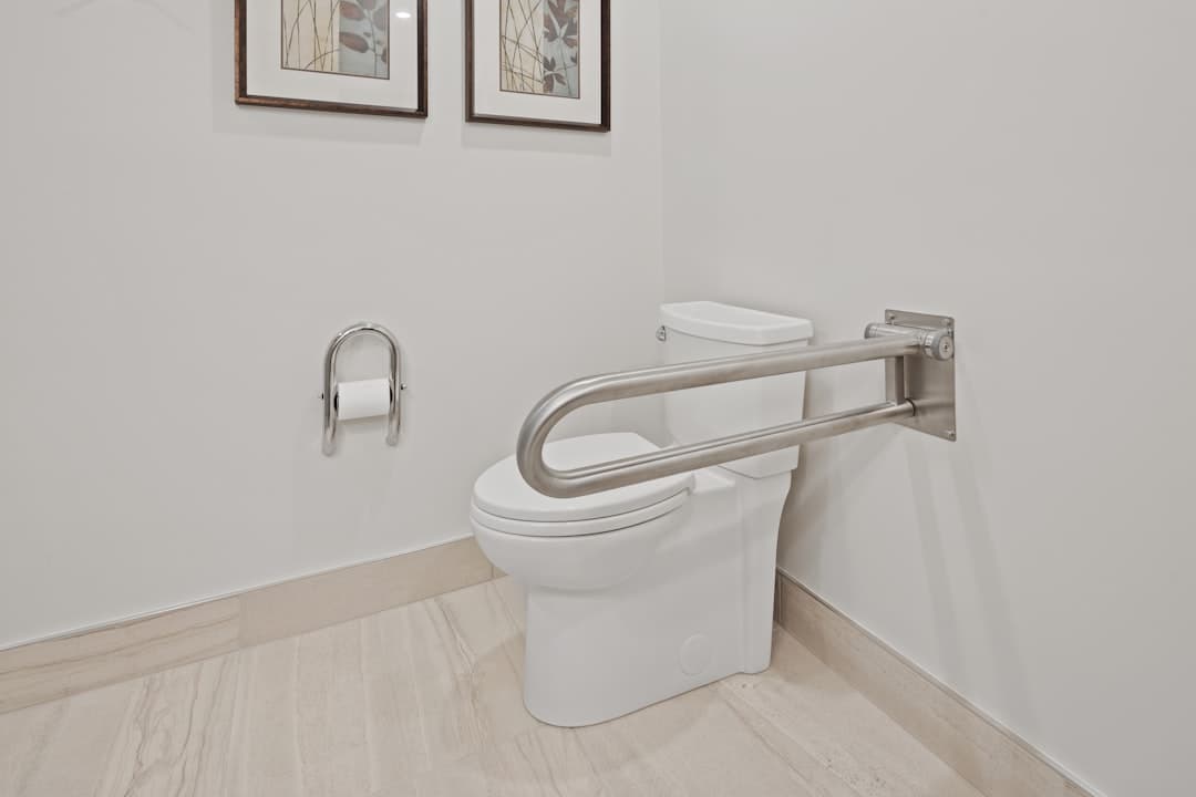 Zwevend toilet in wit keramiek met matzwarte details tegen een lichte wand