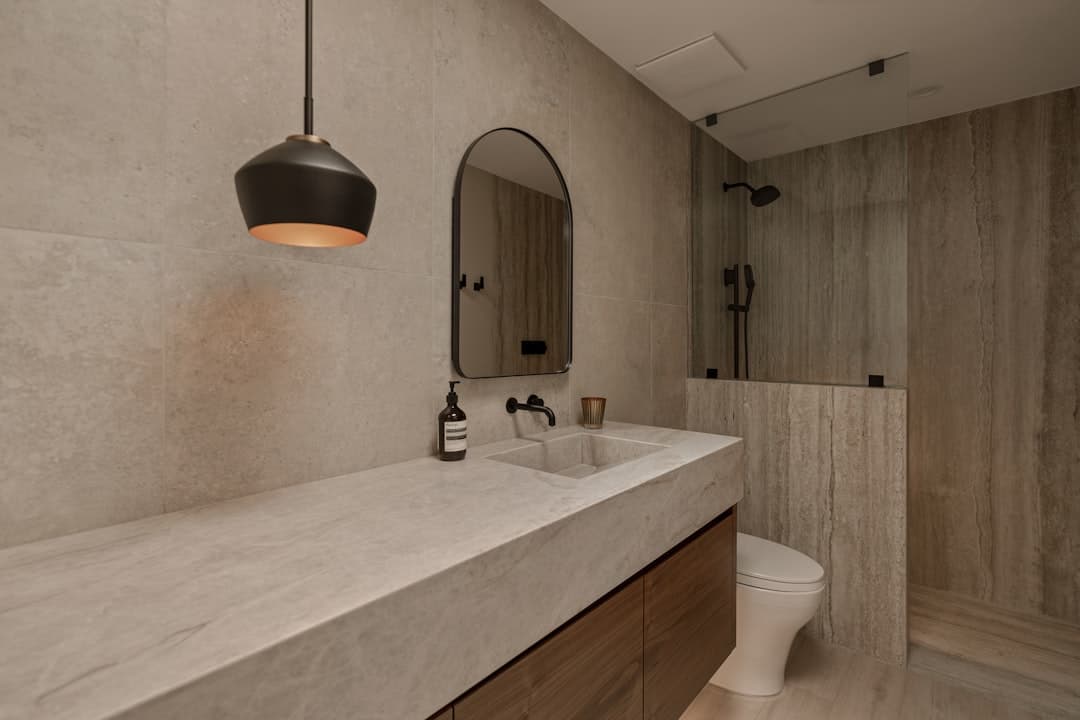 Zwart-wit badkamer met wastafelmeubel en inloopdouche