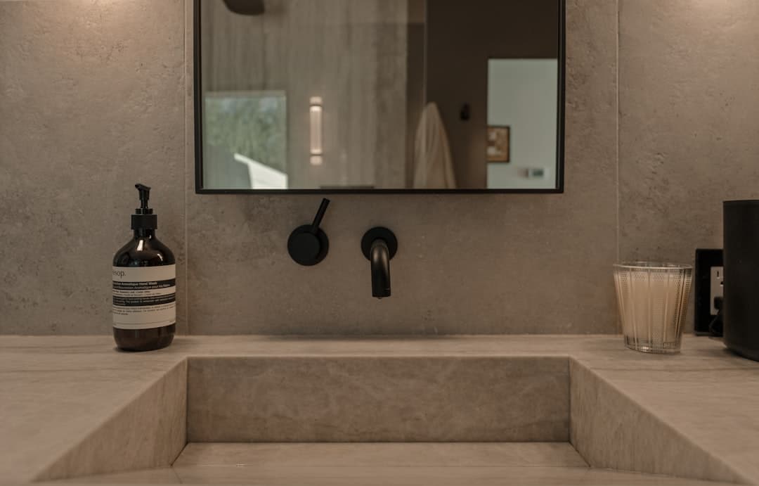 Luxe badkamer met naadloze gietvloer die doorloopt tegen de wand