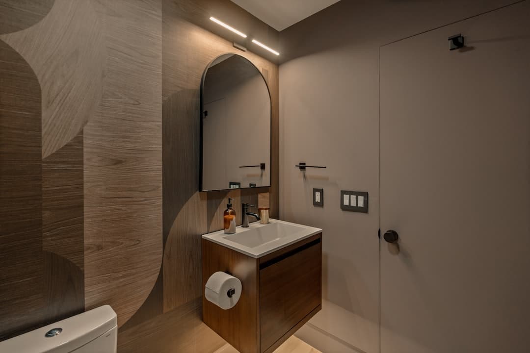 Moderne badkamer met inloopdouche en neutrale tinten